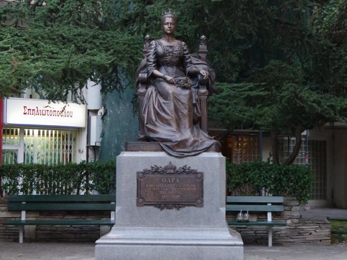 La Statua della Regina Olga