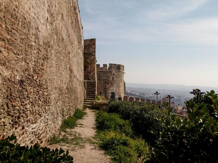 Зидине акропоља - Капија Ане Савојске – Кула Тригонију односно Алисеос